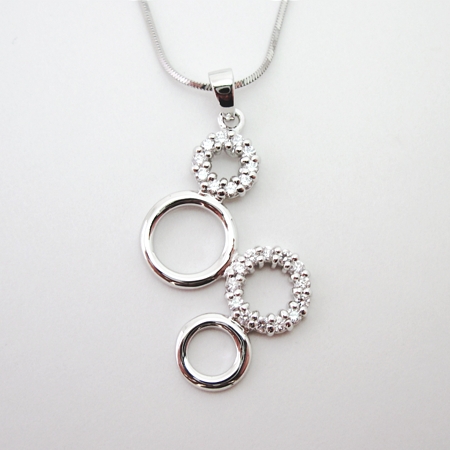 Shiny and Cubic Zirconia 4-Circle Pendant - Click Image to Close